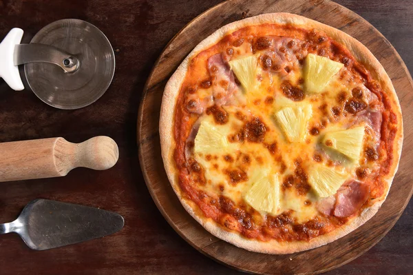 Pizza hawaiana, ananas, prosciutto e formaggio — Foto Stock