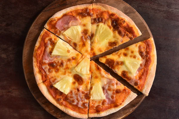 Hawai Pizza, ananas, jambon ve peynir — Stok fotoğraf