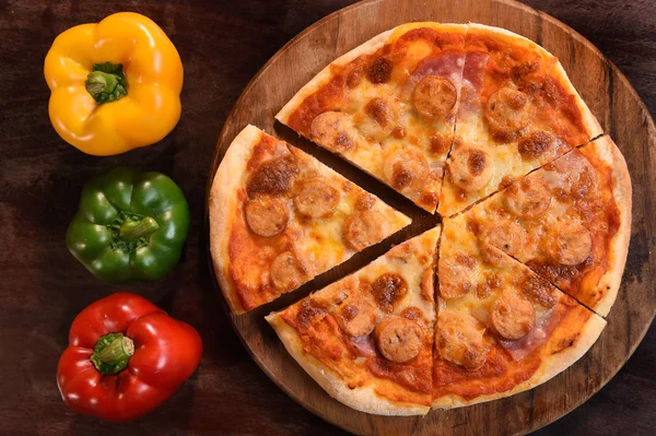 Pizza i świeże warzywa do pizzy — Zdjęcie stockowe