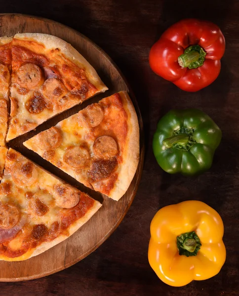 Pizza und frisches Gemüse für die Pizza — Stockfoto