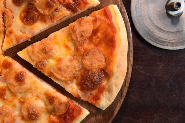 Nahaufnahme von Pizza auf Holzgrund — Stockfoto