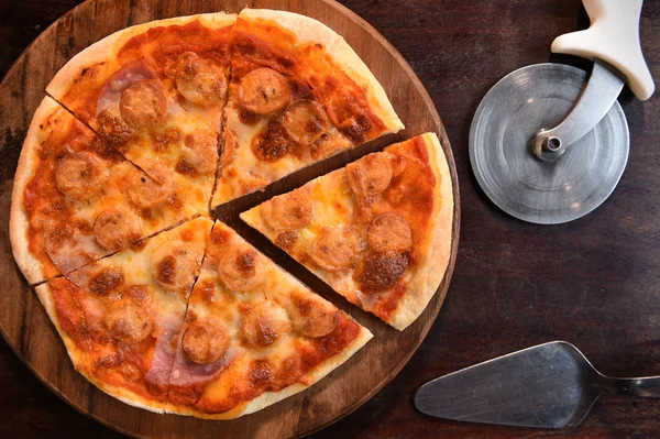 Nahaufnahme von Pizza auf Holzgrund — Stockfoto