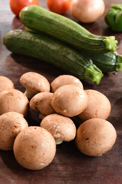 Frisches Gemüse und Zutaten für Pizza — Stockfoto