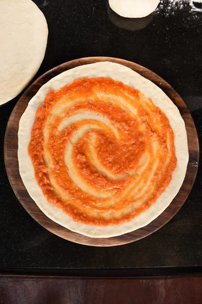 Domates sosu pizza temel ekleme — Stok fotoğraf
