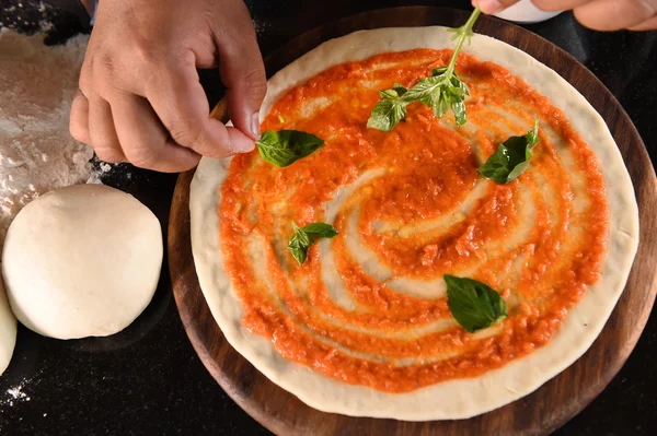 Pizza och ingredienser för pizza — Stockfoto