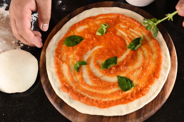 Pizza och ingredienser för pizza — Stockfoto