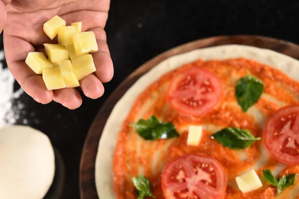 Pizza i składniki na pizzę — Zdjęcie stockowe