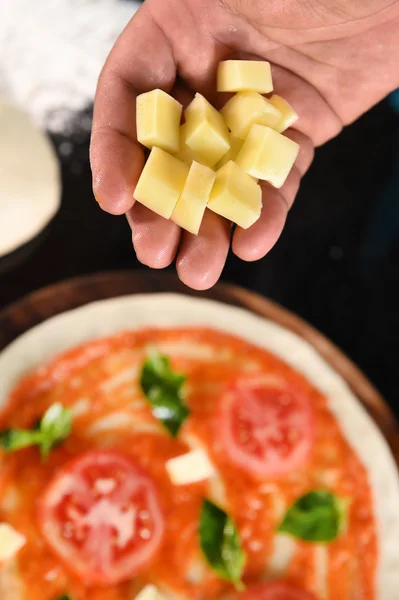 Pizza e ingredientes para pizza — Fotografia de Stock