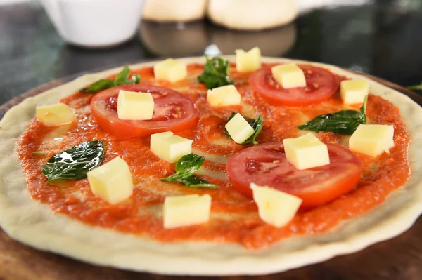 Pizza och ingredienser för pizza — Stockfoto