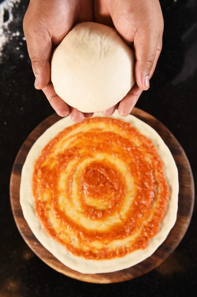 Taze pizza hamur ve domates sosu pizza temel topları — Stok fotoğraf