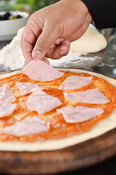 Pizza i składniki na pizzę — Zdjęcie stockowe