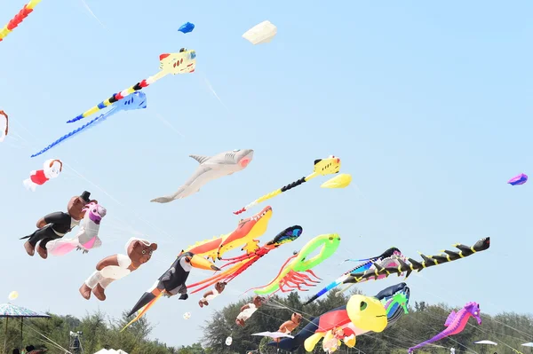 Cha-Am strand - 28 maart: Thailand internationale Kite Festival — Stockfoto