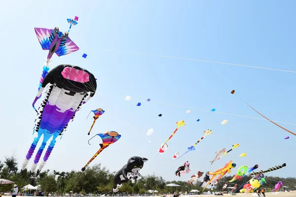 Cha-Am strand - 28 maart: Thailand internationale Kite Festival — Stockfoto