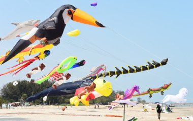 Cha-Am Beach - 28 Mart: Tayland Uluslararası Uçurtma Şenliği