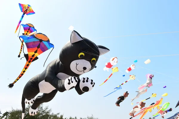 Cha-Am strand - 28 maart: Thailand internationale Kite Festival — Stockfoto