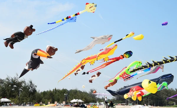 Cha-Am strand - 28 maart: Thailand internationale Kite Festival — Stockfoto