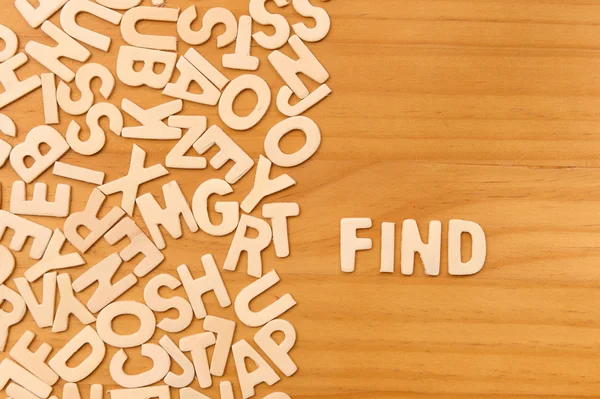 Palavra encontrar feito com letras de madeira bloco — Fotografia de Stock