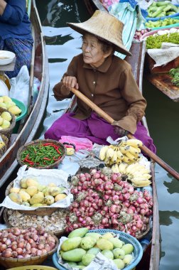 Ahşap tekneler meyve bahçelerinde Tha kha yüzen Market ile yüklenir