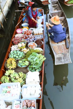 Ahşap tekneler meyve bahçelerinde Tha kha yüzen Market ile yüklenir .