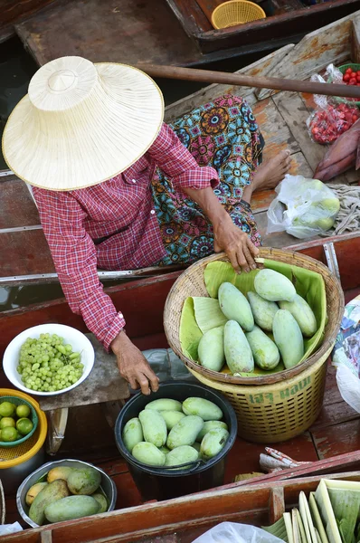 Barcos de madera se cargan con frutas de los huertos en el mercado flotante Tha kha  . — Foto de Stock