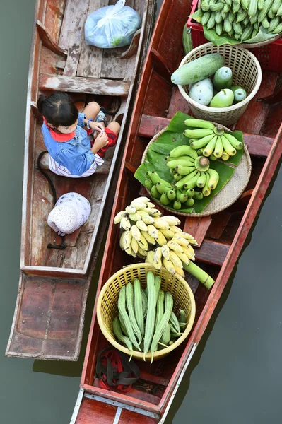 Holzboote werden mit Früchten von den Obstplantagen auf dem schwimmenden Markt von Kha beladen . — Stockfoto