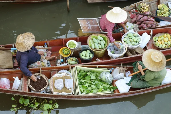 Дерев'яні човни завантажуються з фруктів з садів в Tha Кха плавучий ринок . — стокове фото