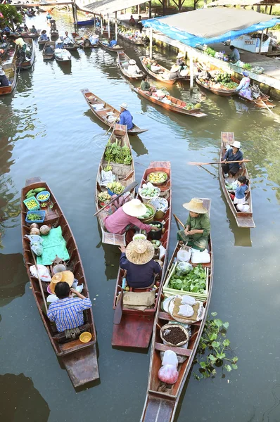 Bateaux en bois sont chargés avec des fruits des vergers à Tha kha marché flottant  . — Photo