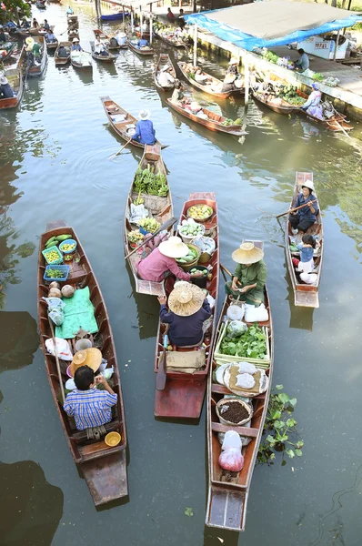 Houten boten worden geladen met vruchten van de boomgaarden op drijvende markt in Tha kha . — Stockfoto