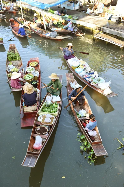 Wooden boats are loaded with fruits from the orchards at Tha kha floating market . — Stock Photo, Image