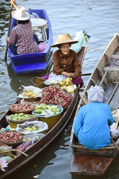 Wooden boats are loaded with fruits from the orchards at Tha kha floating market . — Stock Photo, Image