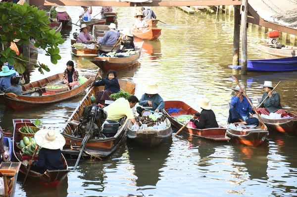 Barcos de madeira são carregados com frutas dos pomares no mercado flutuante Tha kha  . — Fotografia de Stock