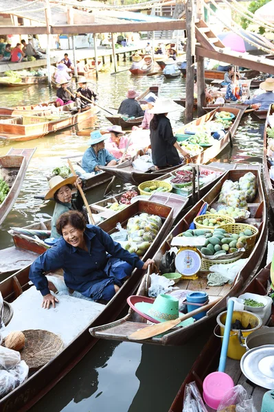 Houten boten worden geladen met vruchten van de boomgaarden op drijvende markt in Tha kha . — Stockfoto