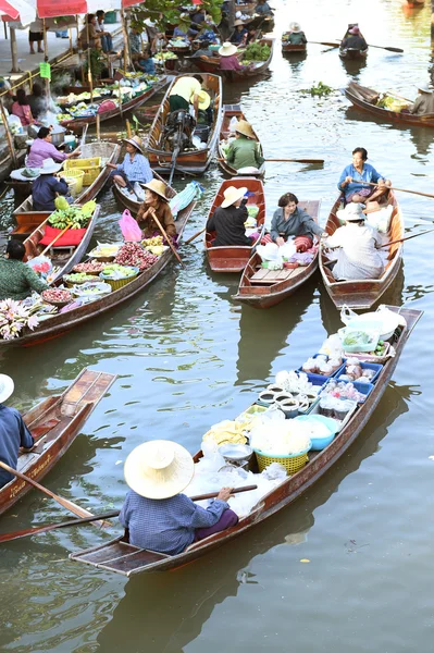 Houten boten worden geladen met vruchten van de boomgaarden op drijvende markt in Tha kha — Stockfoto