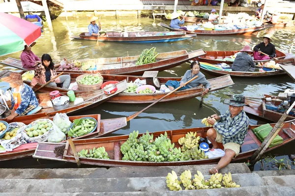 Houten boten worden geladen met vruchten van de boomgaarden op drijvende markt in Tha kha — Stockfoto