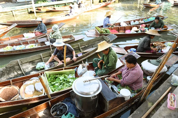 เรือไม้เต็มไปด้วยผลไม้จากสวนที่ตลาดน้ําท่าคา — ภาพถ่ายสต็อก