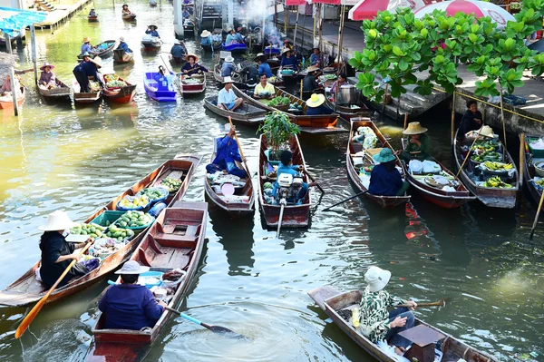 Дерев'яні човни завантажуються з фруктів з садів в Tha Кха плавучий ринок — стокове фото