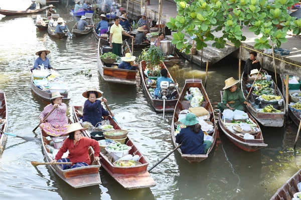 Houten boten worden geladen met vruchten van de boomgaarden op drijvende markt in Tha kha — Stockfoto