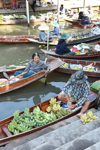 Holzboote werden mit Früchten von den Obstplantagen auf dem schwimmenden Markt von Kha beladen — Stockfoto