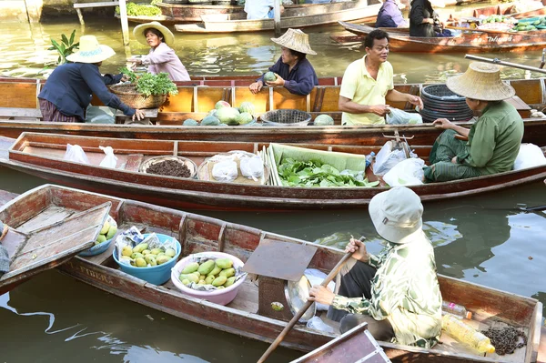 Träbåtar är laddade med frukter från odlingar som — Stockfoto