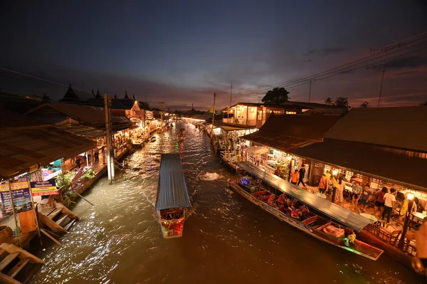 Le canal du marché d'Amphawa, le plus célèbre du marché flottant — Photo