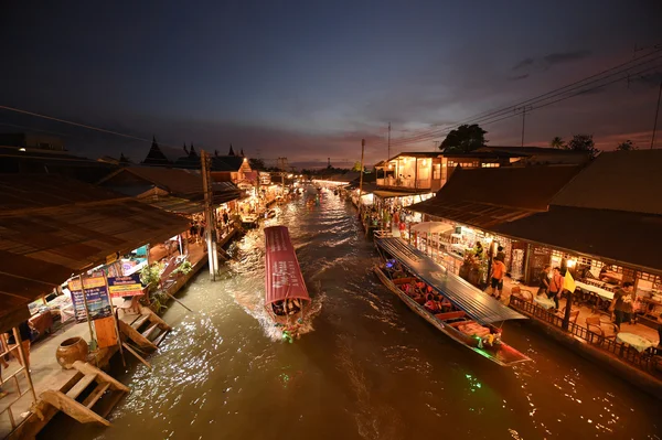 Amphawa market canal, der berühmteste schwimmende Markt — Stockfoto