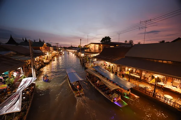 Canal de mercado Amphawa, el más famoso de mercado flotante —  Fotos de Stock