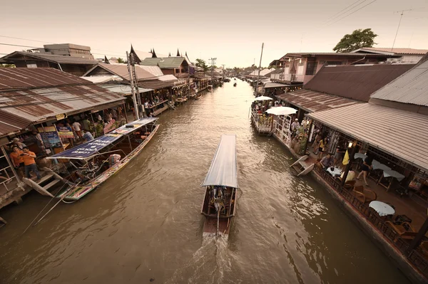 Le canal du marché d'Amphawa, le plus célèbre du marché flottant — Photo