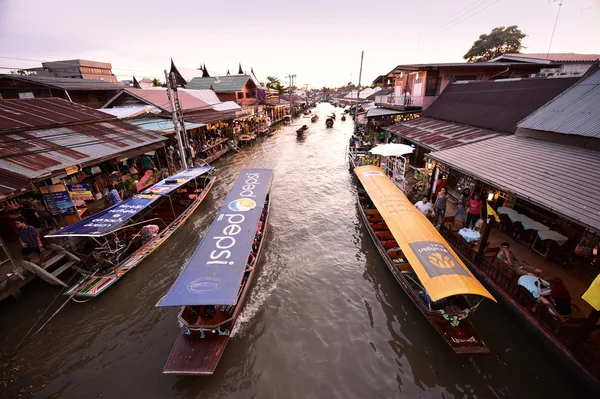 Рыночный канал Фахава, самый известный из плавающих рынков — стоковое фото