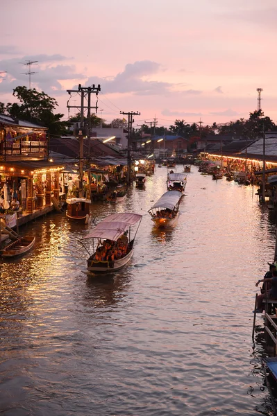 Canal de mercado Amphawa, el más famoso de mercado flotante —  Fotos de Stock