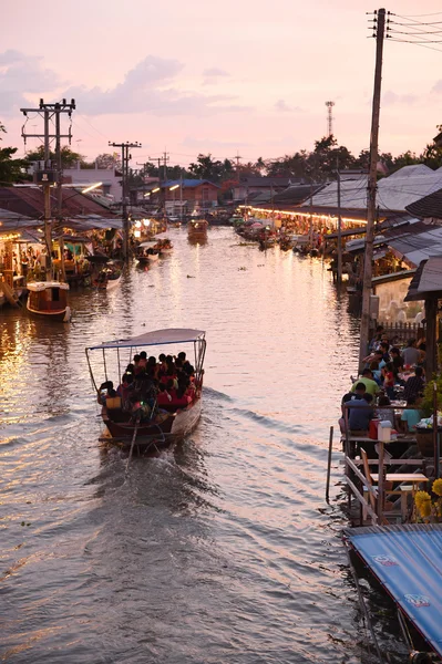 Amphawa market canal, der berühmteste schwimmende Markt — Stockfoto