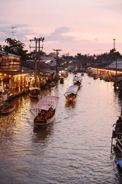 Canal de mercado Amphawa, el más famoso de mercado flotante —  Fotos de Stock