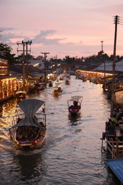 Canal de mercado Amphawa, el más famoso de mercado flotante —  Fotos de Stock