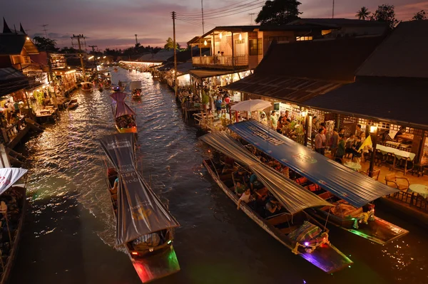 Canal de mercado Amphawa, el más famoso de mercado flotante —  Fotos de Stock