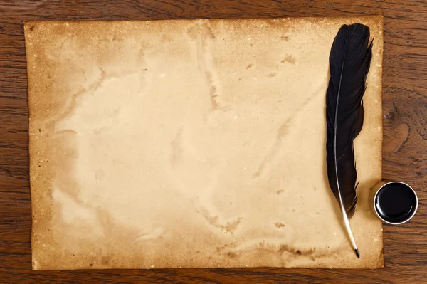 Papel viejo sobre textura de madera marrón con pluma y tinta — Foto de Stock